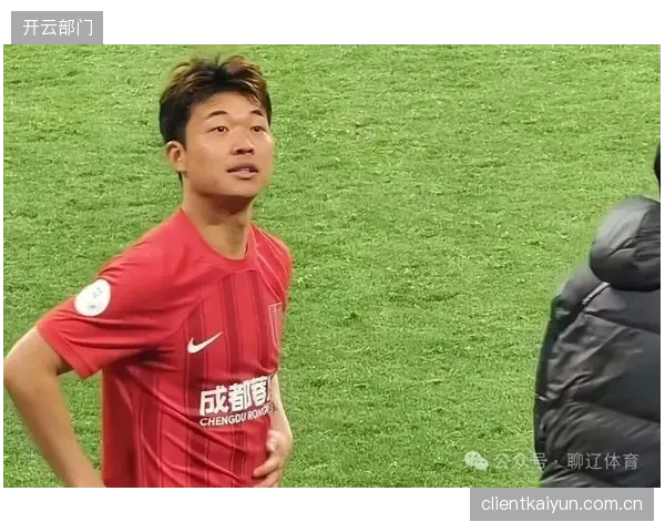 严鼎皓技术状态出现退步，其在中场的传球不流畅问题，导致辽宁铁人队进攻节奏受到影响。